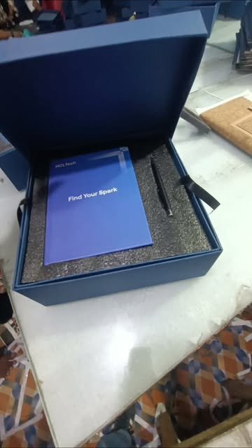 Open electronics presentation kit with custom fitment