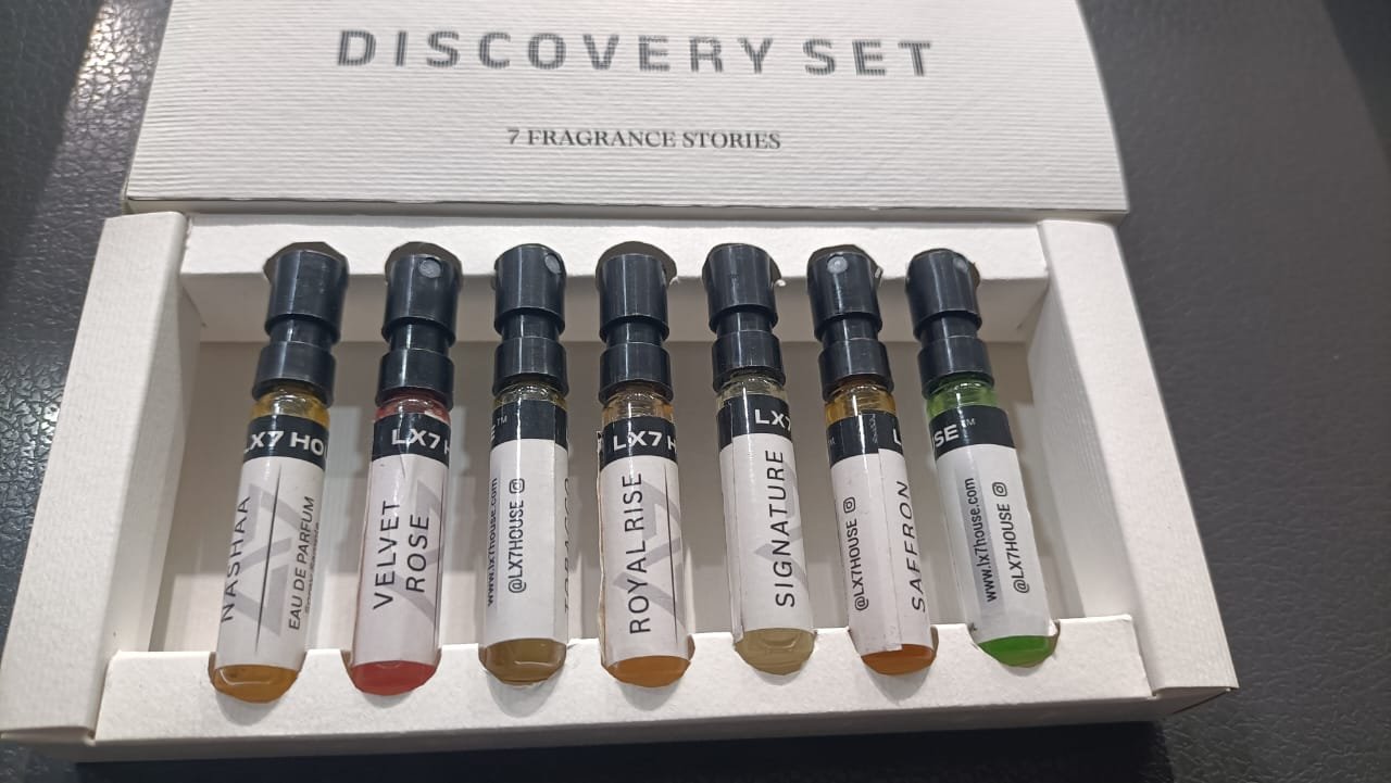 Seven-vial fragrance discovery set with fitted insert